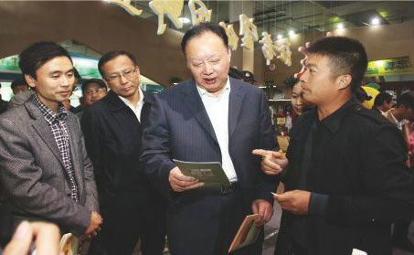 浙江省人大常委會副主任茅臨生在省農(nóng)業(yè)廳廳長史濟錫等領(lǐng)導(dǎo)陪同下與玉環(huán)火山茶創(chuàng)始人林招水親切交談。